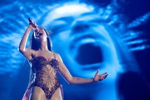Anne Hathaway interpreta a la estrella del pop Mother Mary sobre el escenario