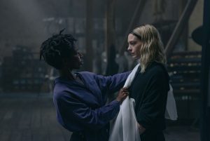 Una mujer ajusta el vestuario de otra en una escena de Mother Mary