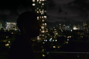Escena nocturna de Naza: una silueta contempla Tel Aviv